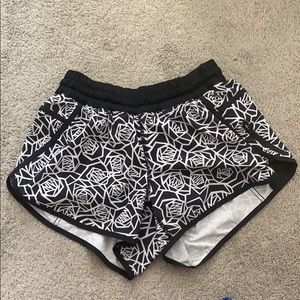 Black & white design Lulu Lemon shorts